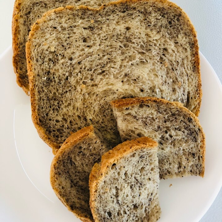 ほんのり香るきな粉と黒すりごまの食パン！